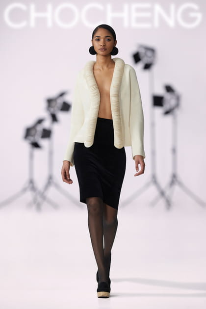 Veste blanche ouverte et jupe noire aper&ccedil;ues sur le d&eacute;fil&eacute; Chocheng