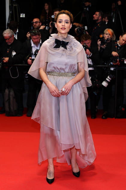 Nathalie Emmanuel en robe pastel &agrave; volants Chanel