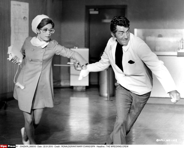 Sharon Tate et Dean Martin prennent la fuite dans "Matt Helm règle son compte"