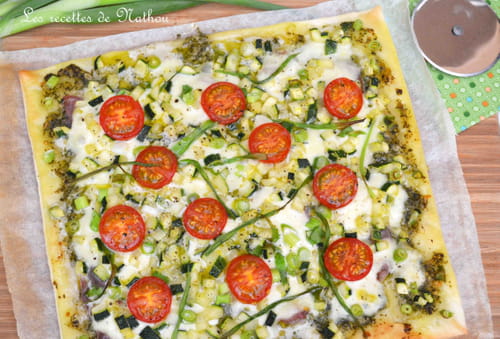 Pizza de courgette, jambon cru, tomates cerise, pesto et mozzarella