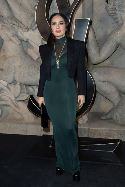 Salma Hayek en robe transparente verte et blazer court&nbsp;au d&eacute;fil&eacute; Saint Laurent