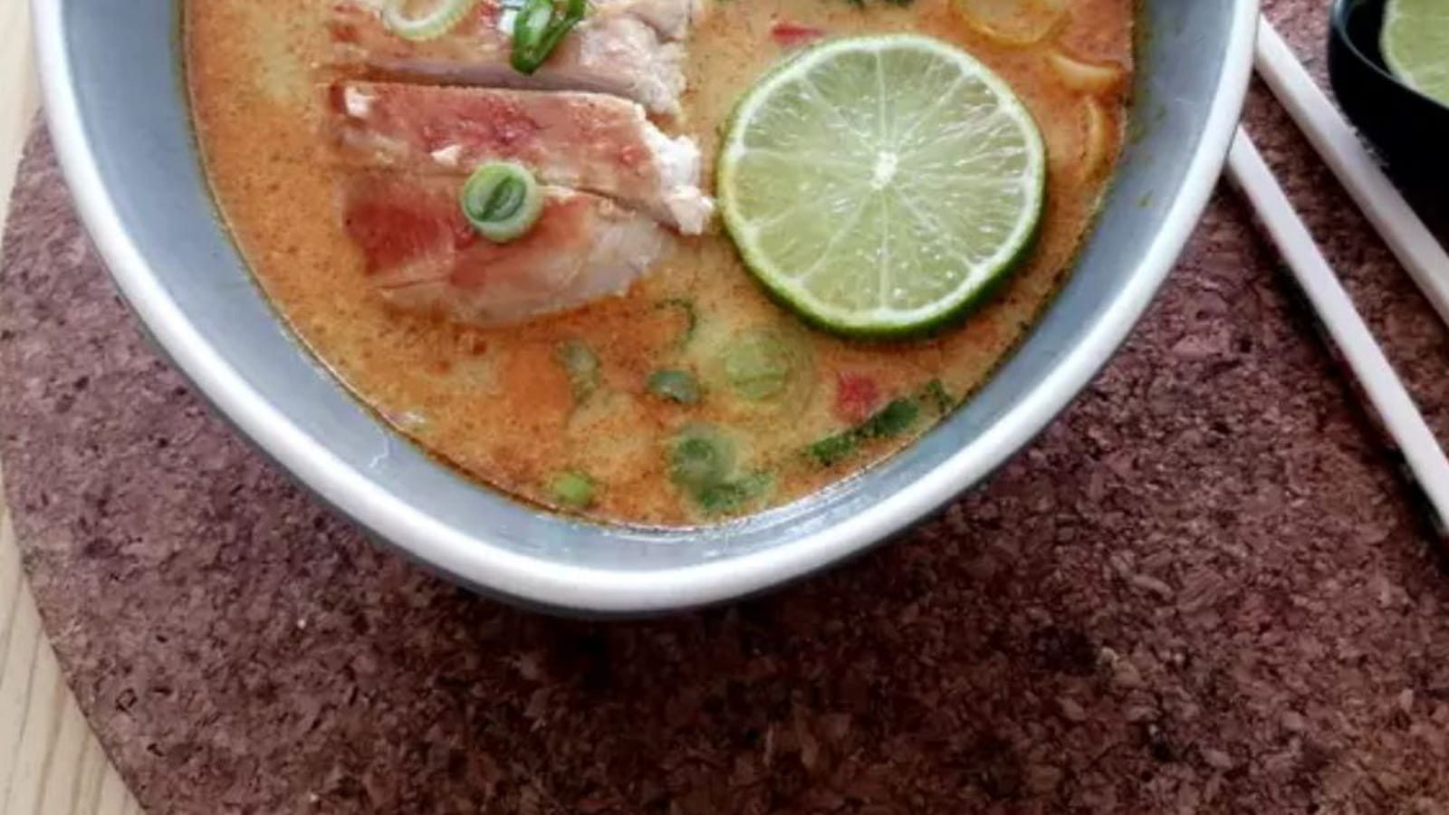 Soupe thaï au curry, lait de coco, nouilles et poulet