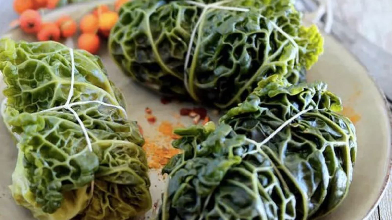 Feuilles de chou vert frisé farci à la viande et cranberry
