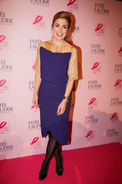 Julie Gayet en robe midi violette et collants