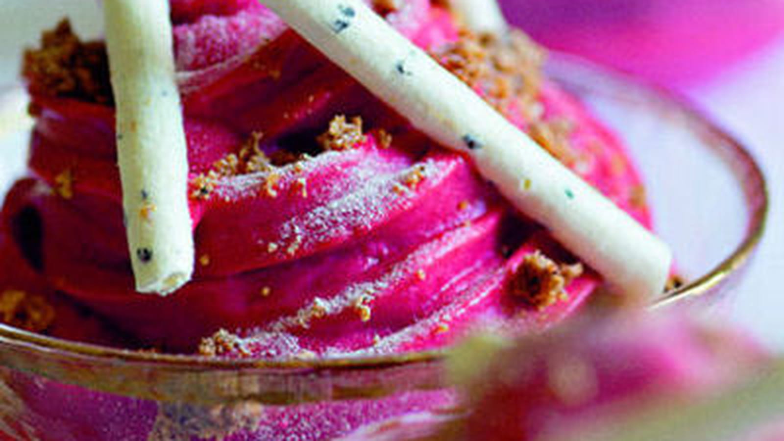 Vacherin glacé aux fruits rouges, meringue citron et streusel noisettes