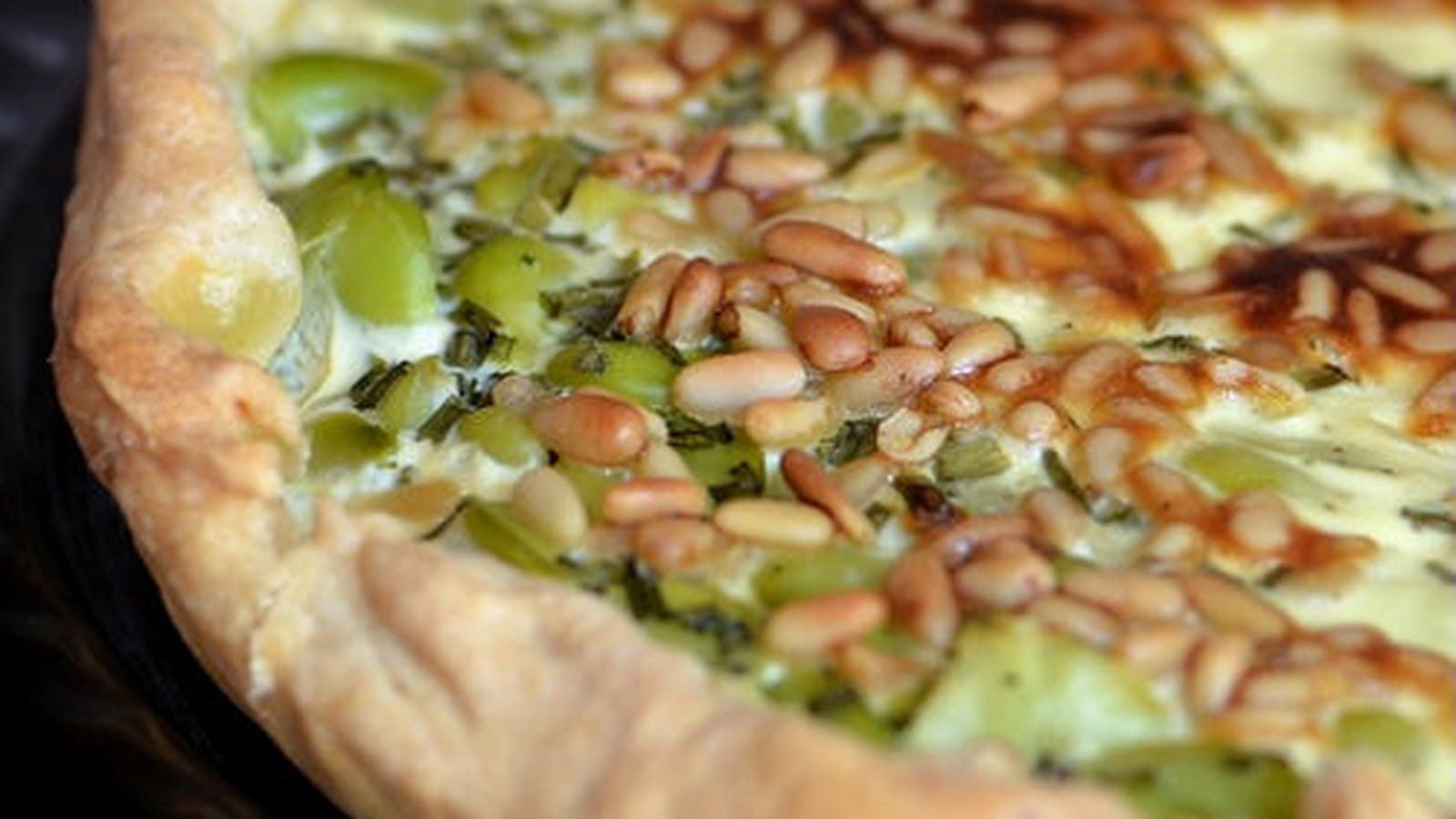 Tarte aux fèves, ciboulette et pignons de pin