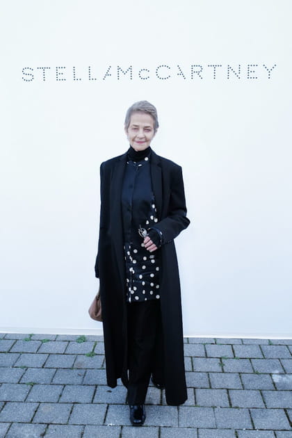Charlotte Rampling en long manteau noir au d&eacute;fil&eacute; Stella McCartney