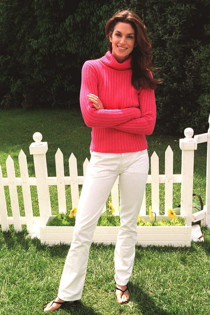 Cindy Crawford en pull &agrave; col roul&eacute; corail et jean blanc
