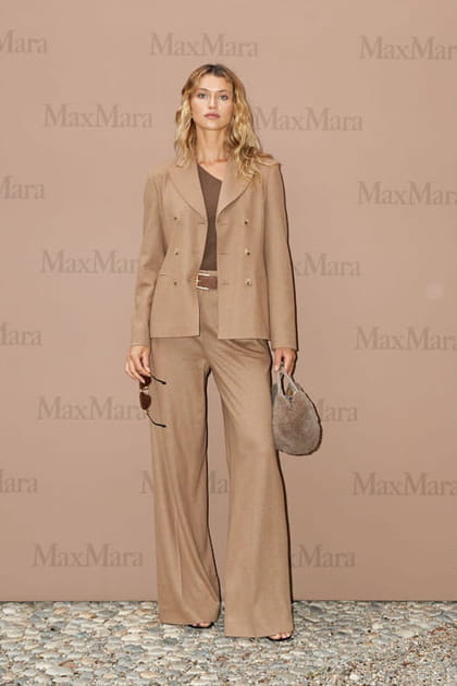 Chlo&eacute; Lecraux en smoking beige au d&eacute;file Max Mara printemps-&eacute;t&eacute; 2024
