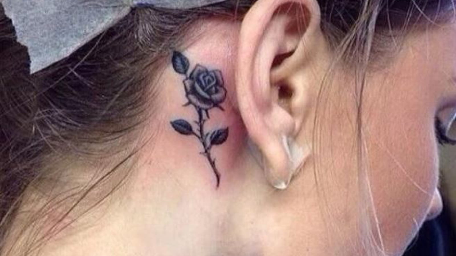 Rose avec épines derrière l'oreille