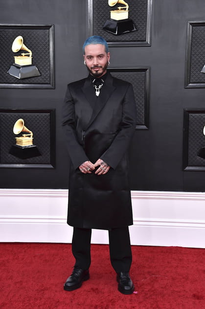 J Balvin en costume Givenchy