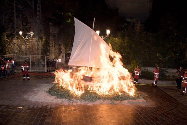 Barque de la Sainte-D&eacute;vote enflamm&eacute;e