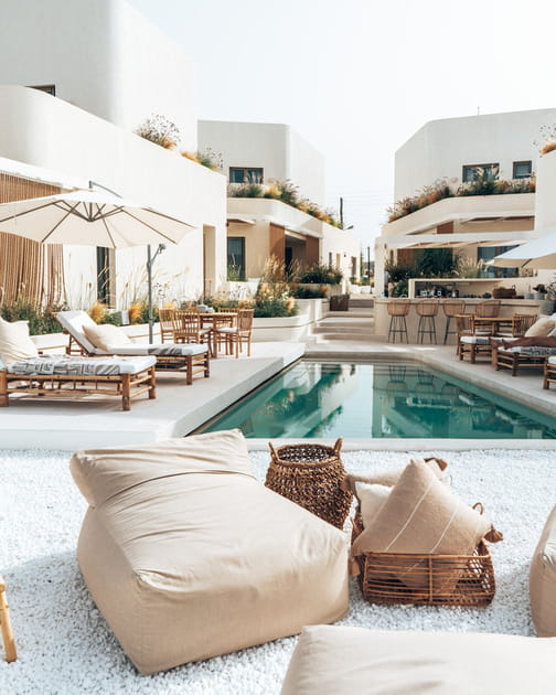 Du gravier immaculé au bord de la piscine