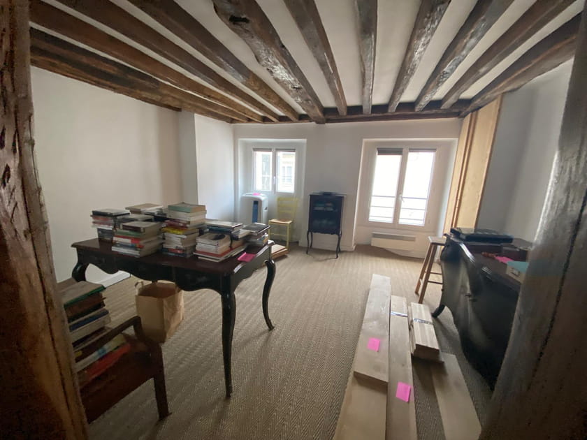 Avant&nbsp;: un bureau mal meubl&eacute; donnant sur le salon