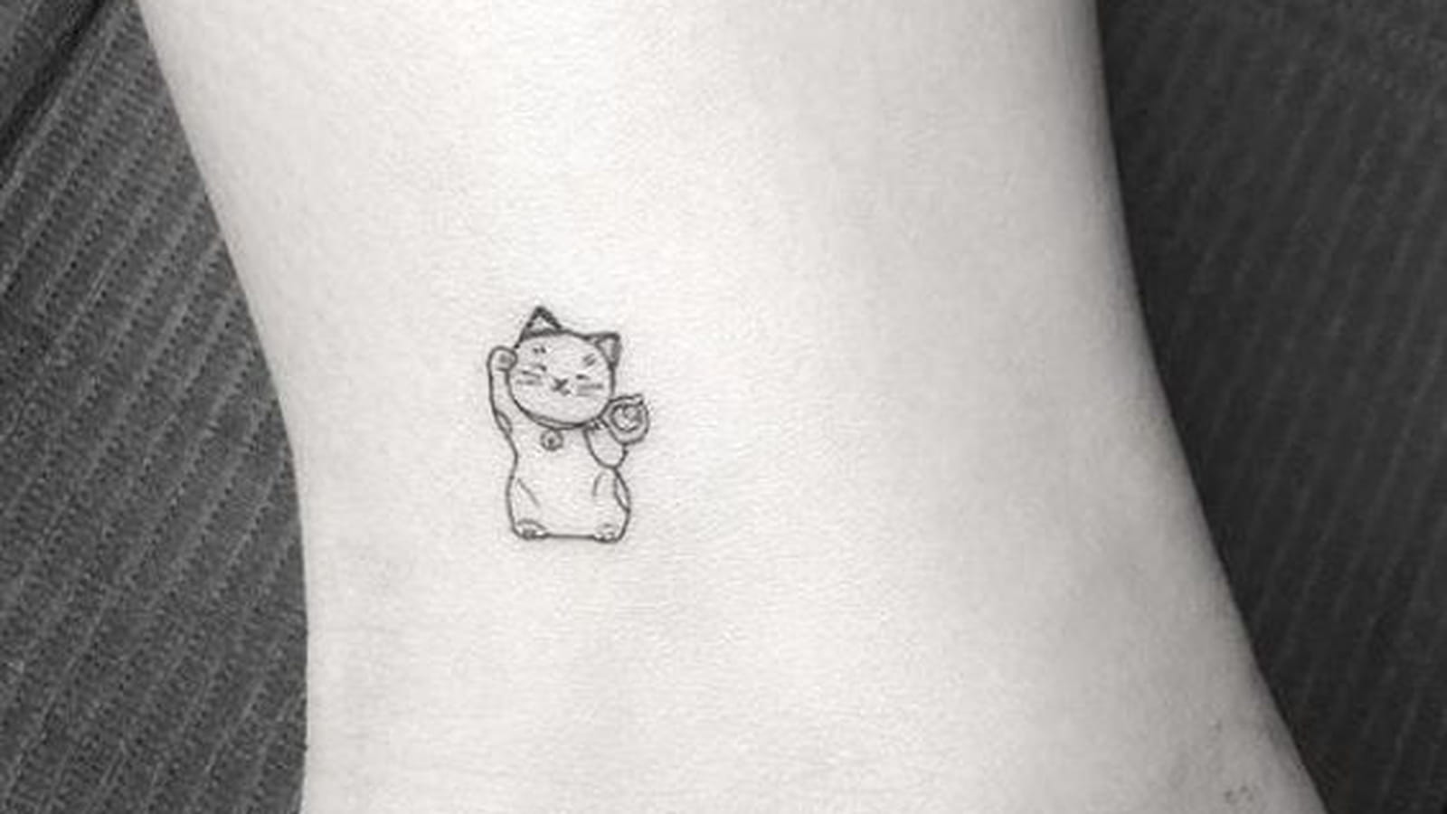 Chat porte-bonheur sur la cheville