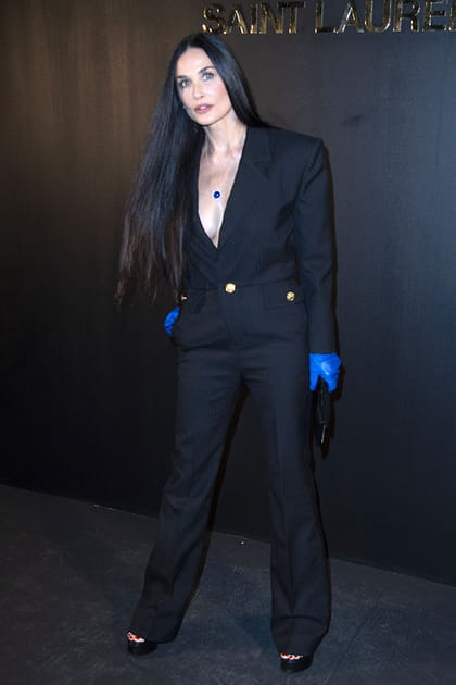 Demi Moore en tailleur noir