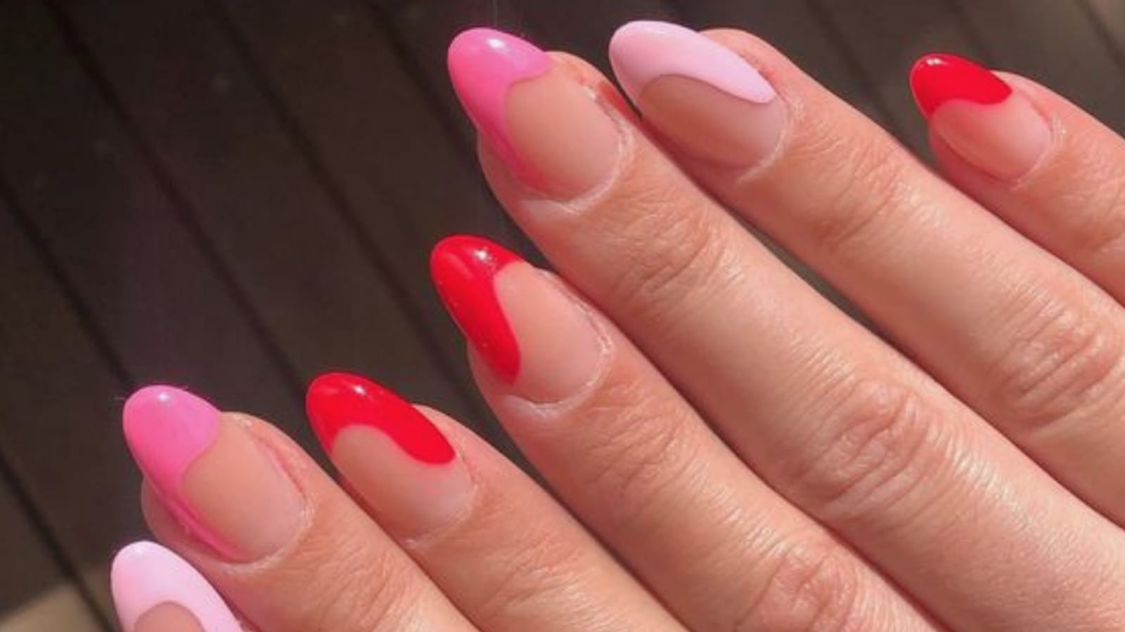 Un nail art avec du vernis rose