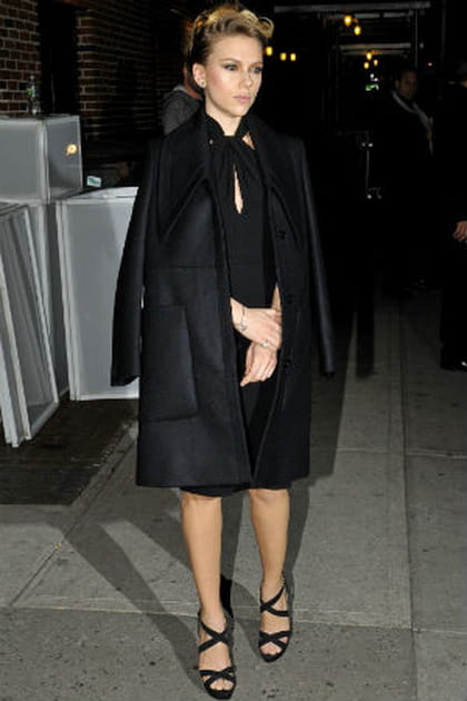 Scarlett Johansson en manteau Stella McCartney et robe noire Giambattista Valli