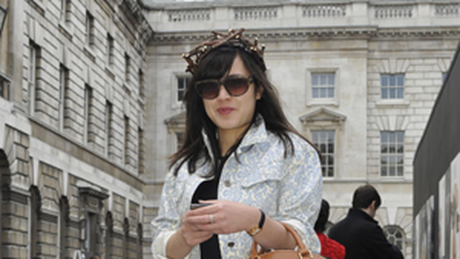 Petite robe noire et accessoires pointus