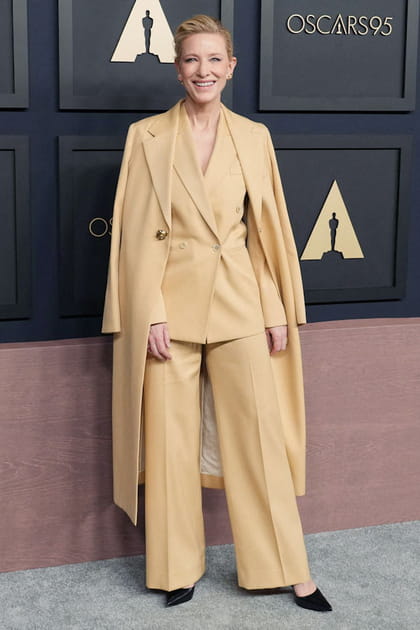 Cate Blanchett en ensemble de costume beige Lanvin et escarpins noirs