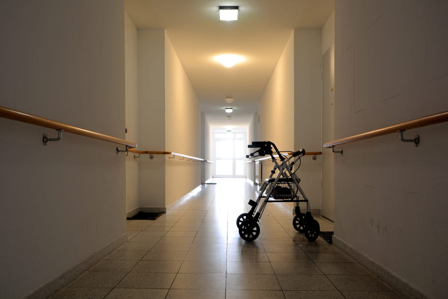 Une femme de 92 ans, morte dans un "lit ensanglanté" : deux suspects en garde à vue