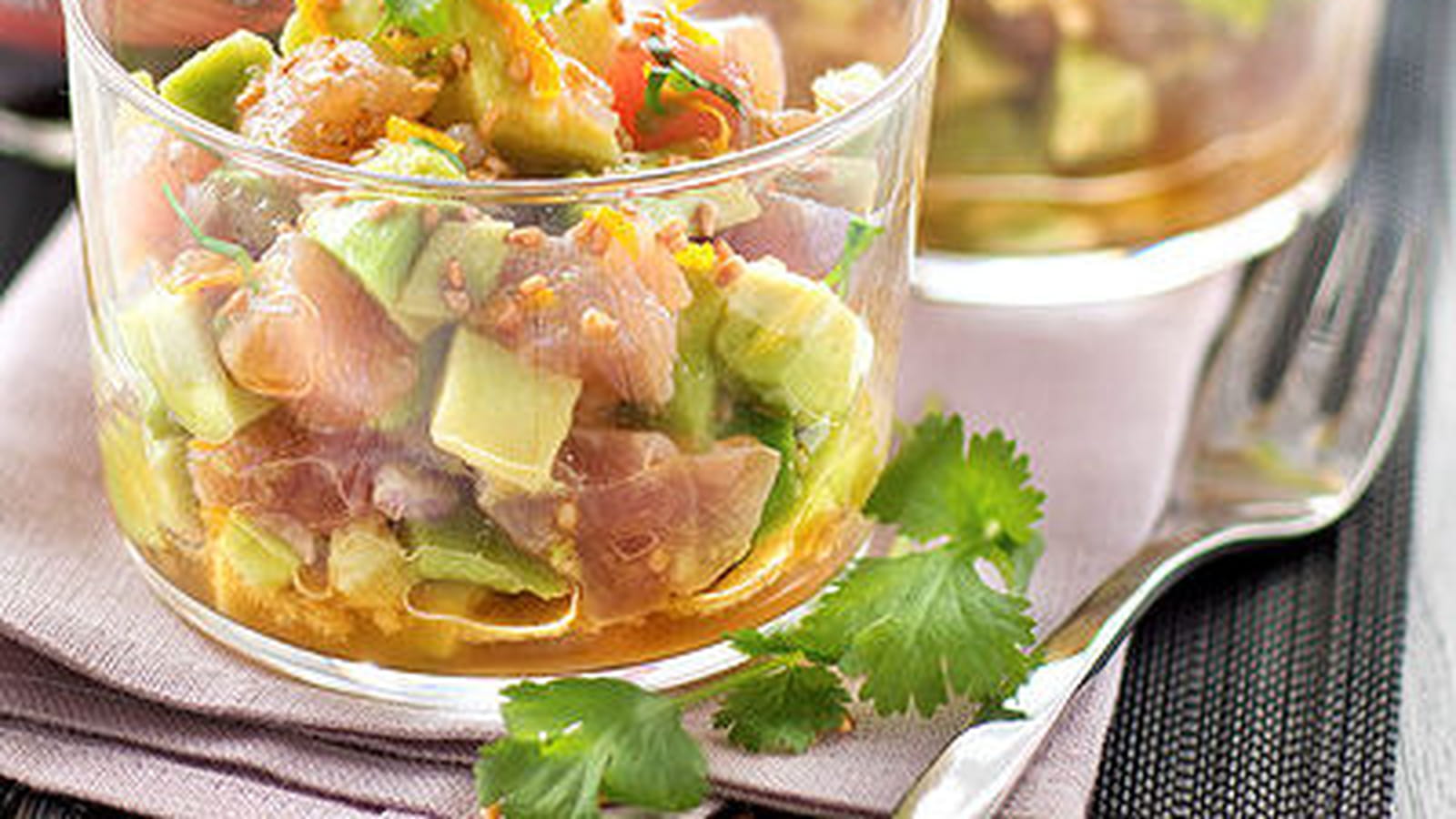Tartare de thon et avocat à la sauce soja, graines de sésame et zestes d’orange râpés