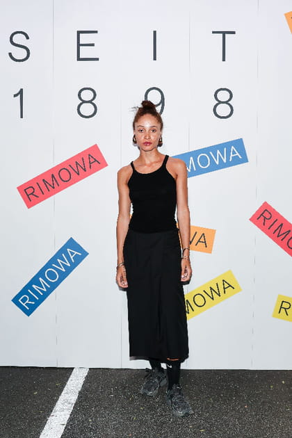 Adwoa Aboah en robe et baskets noires &agrave; la soir&eacute;e Rimowa printemps-&eacute;t&eacute; 2024