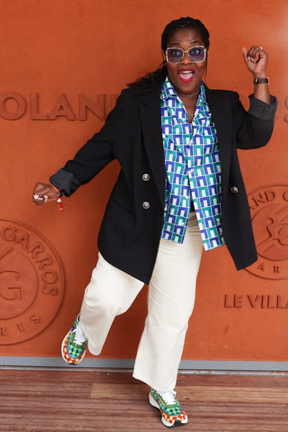 Claudia Tagbo en chemise imprimée et pantalon large blanc