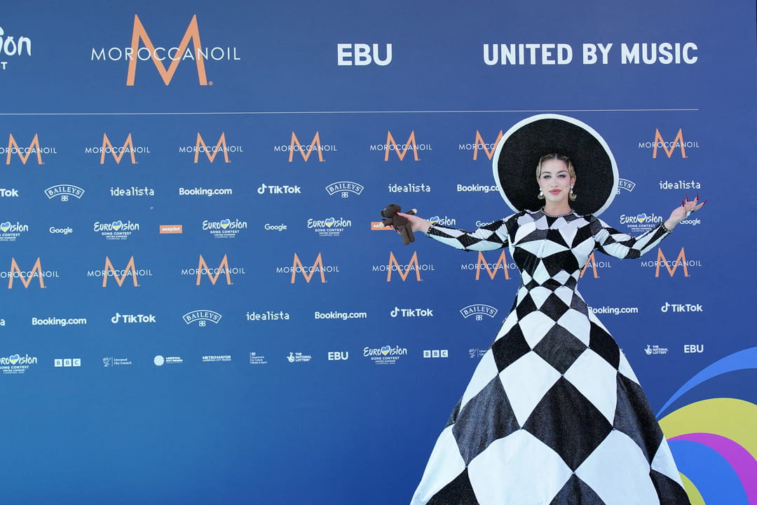 La Zarra ouvre grands ses bras à la victoire à l'Eurovision