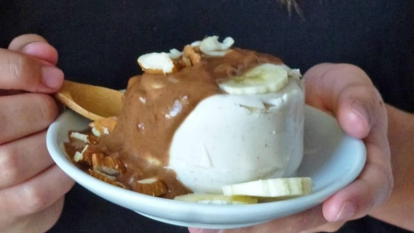 Flan au lait d’amande, banane et caramel de dattes au cacao vegan