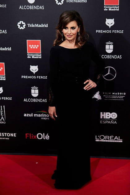 Mónica Cruz en robe longue noire