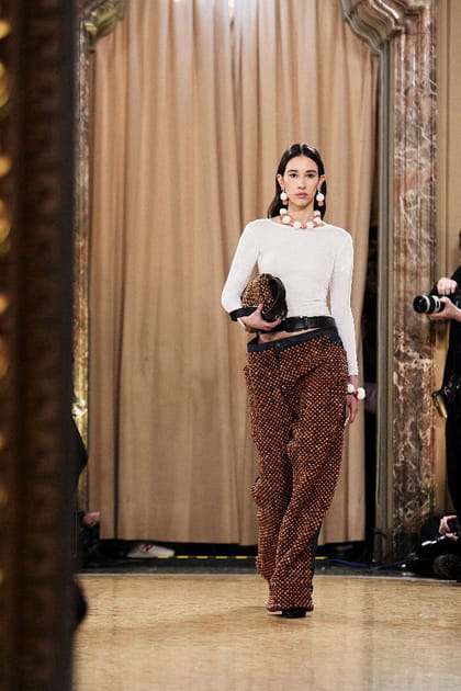 Top blanc et pantalon en perles de bois aper&ccedil;us sur le d&eacute;fil&eacute; Tokyo James