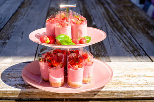 Verrines légères cheesecake fraise-basilic