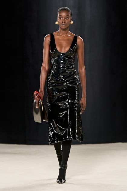 Robe noire sans manches en latex aper&ccedil;ue sur le d&eacute;fil&eacute; Ferragamo