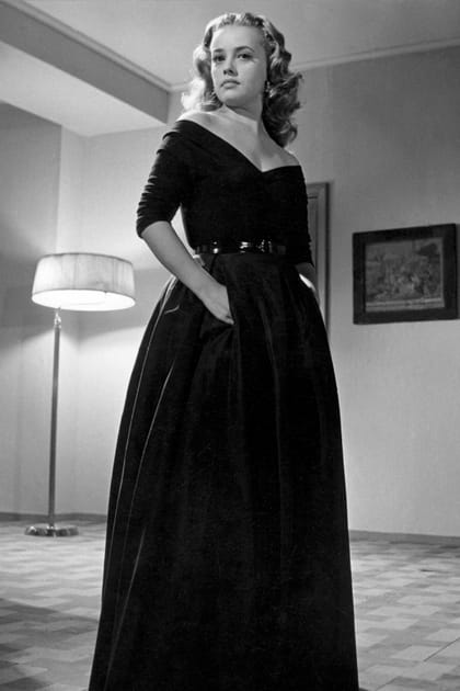 Jeanne Moreau en longue robe noire &agrave; col Bardot
