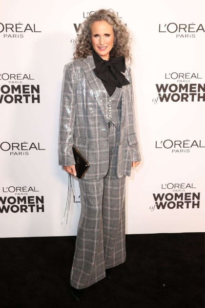 Andie MacDowell en costume brillant à carreaux