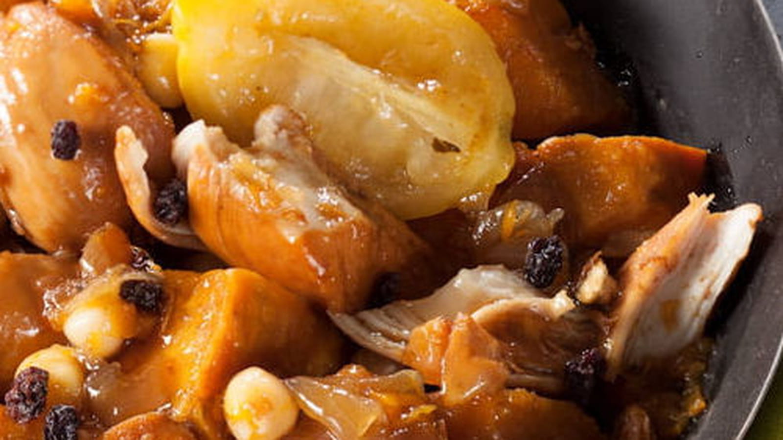 Tagine de poulet aux citrons confits, patates douces et thé Tchai aux épices