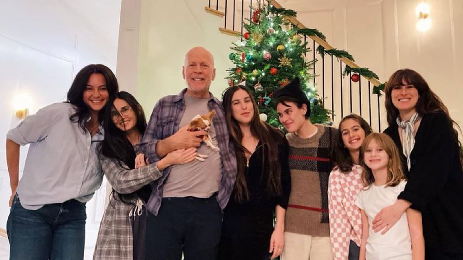 Bruce Willis fête Noël (avant l'heure) avec son épouse Emma, son ex Demi Moore et ses filles