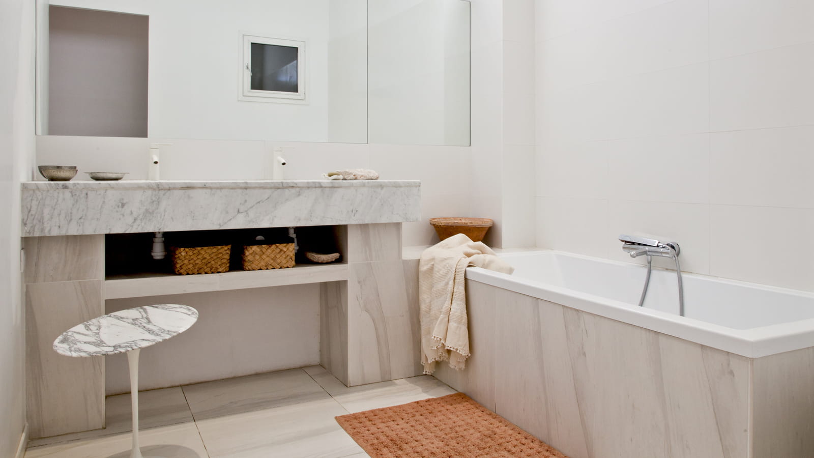 Salle de bains marbrée 