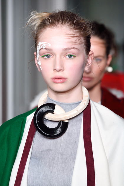 Le collier ethnique oversize du d&eacute;fil&eacute; Liselore Frowijn