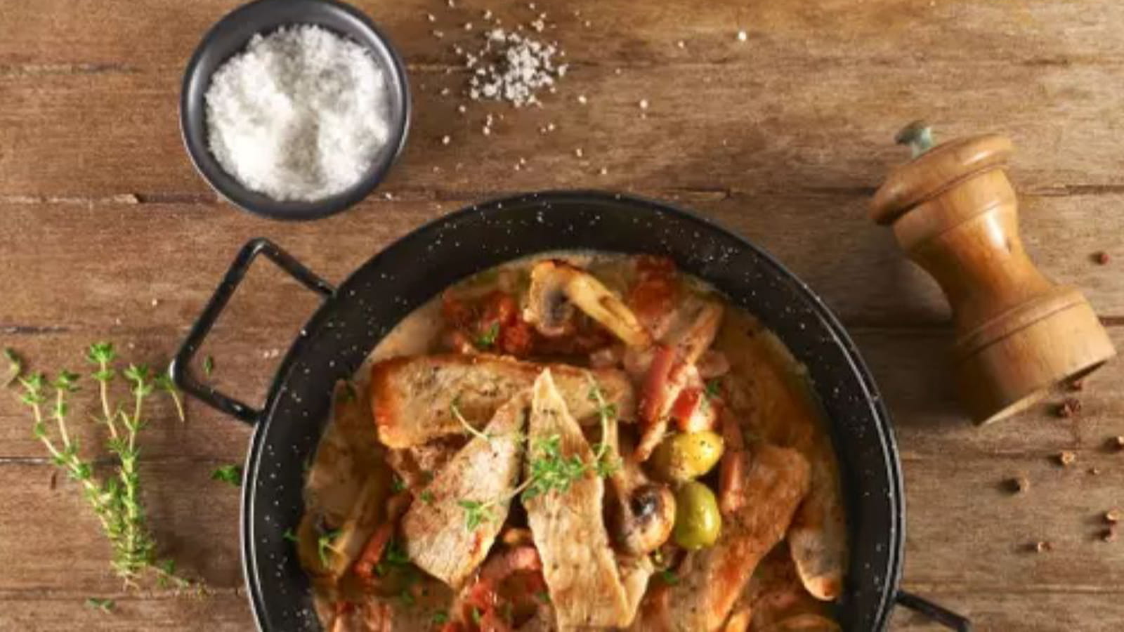 Sauté de dinde à la crème et aux lardons