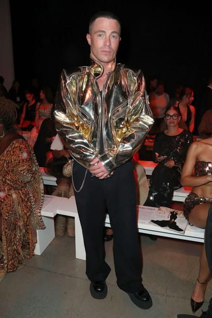 Colton Haynes en veste dorée métallisée et pantalon noir au défilé The Blonds printemps-été 2024