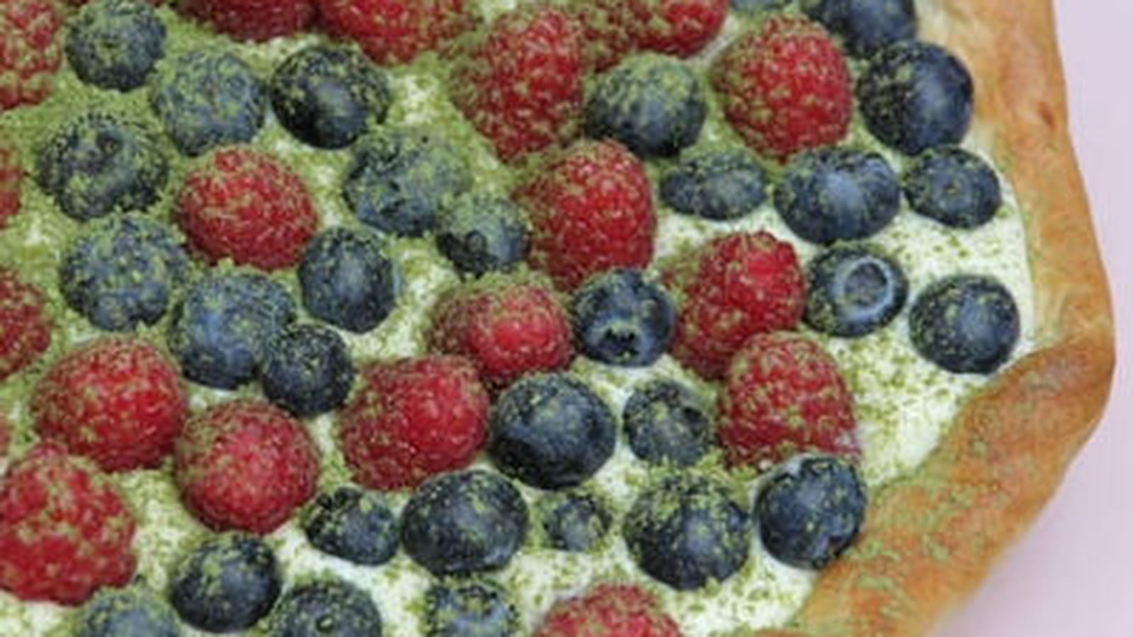 Tarte aux framboises et aux myrtilles au thé matcha