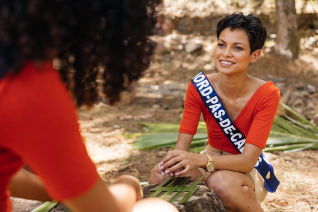 Miss Nord-Pas-de-Calais, attentive lors du cours de cuisine