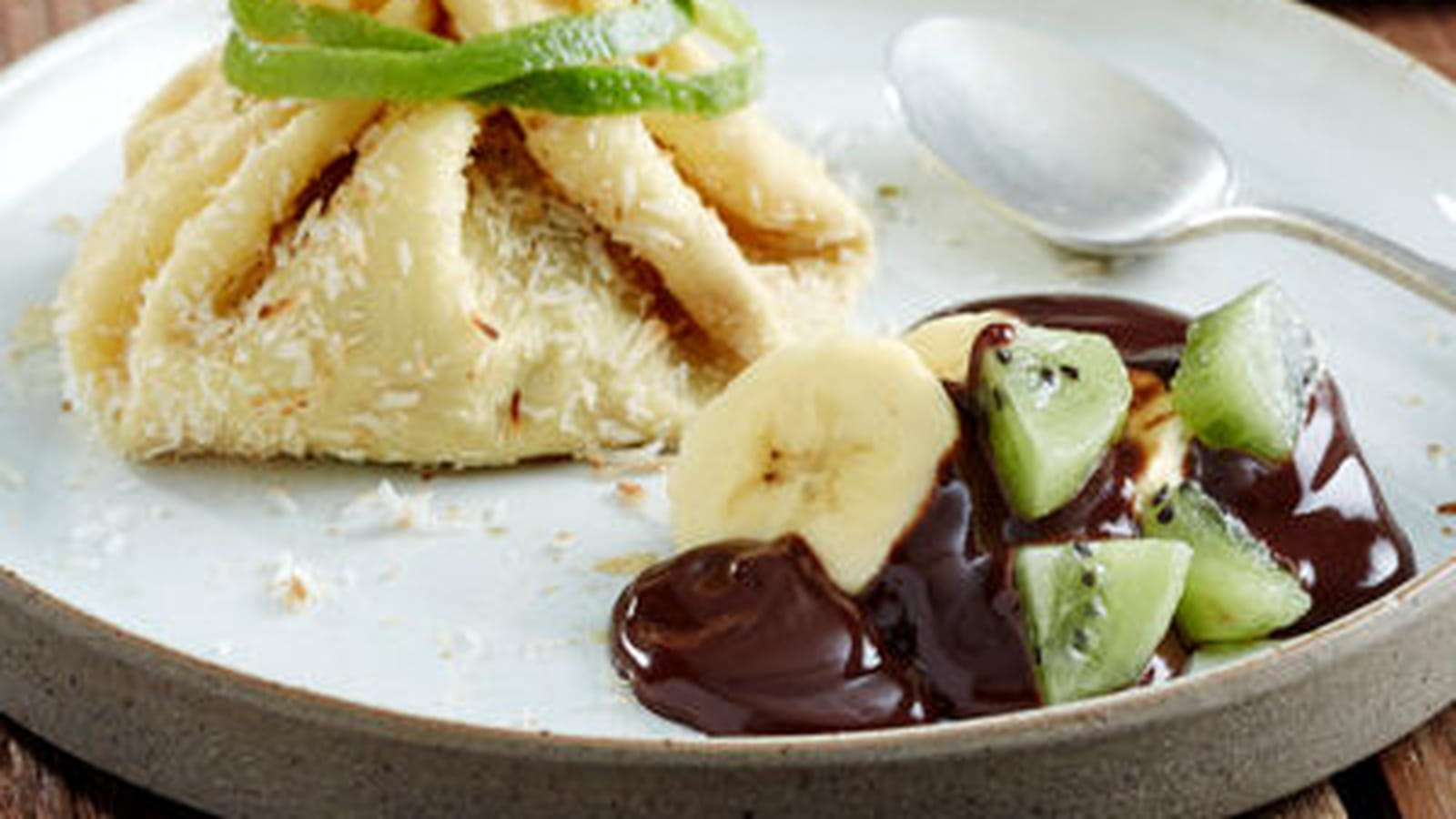 Crêpes noix de coco, zeste de citron vert et sauce chocolat