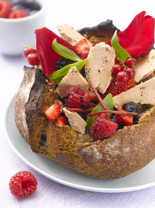 Tartine au foie gras, pétales de rose et fruits rouges