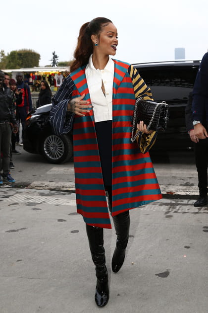 Rihanna en manteau rayé