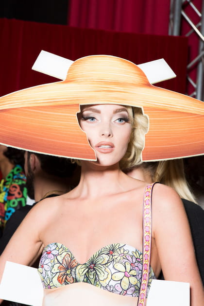 La capeline en carton du d&eacute;fil&eacute; Moschino