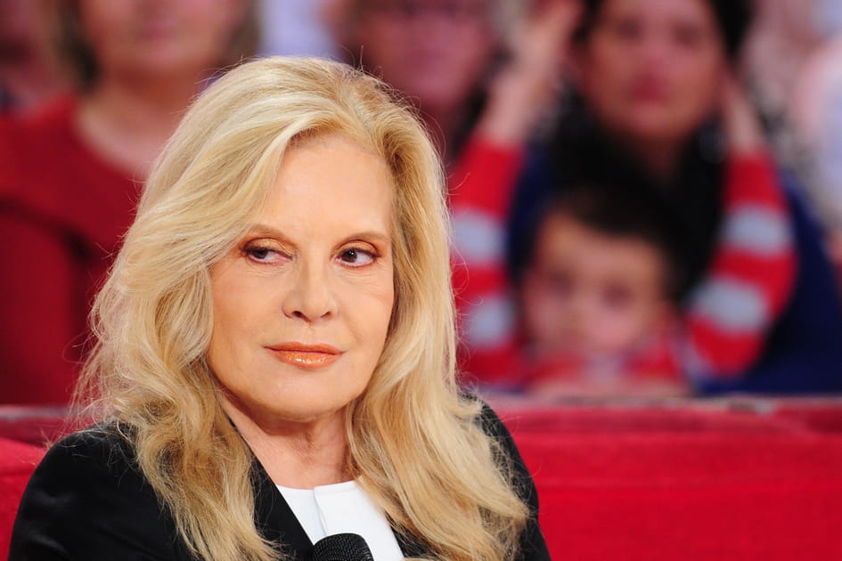 Sylvie Vartan, sensationnelle avec son maquillage p&ecirc;che