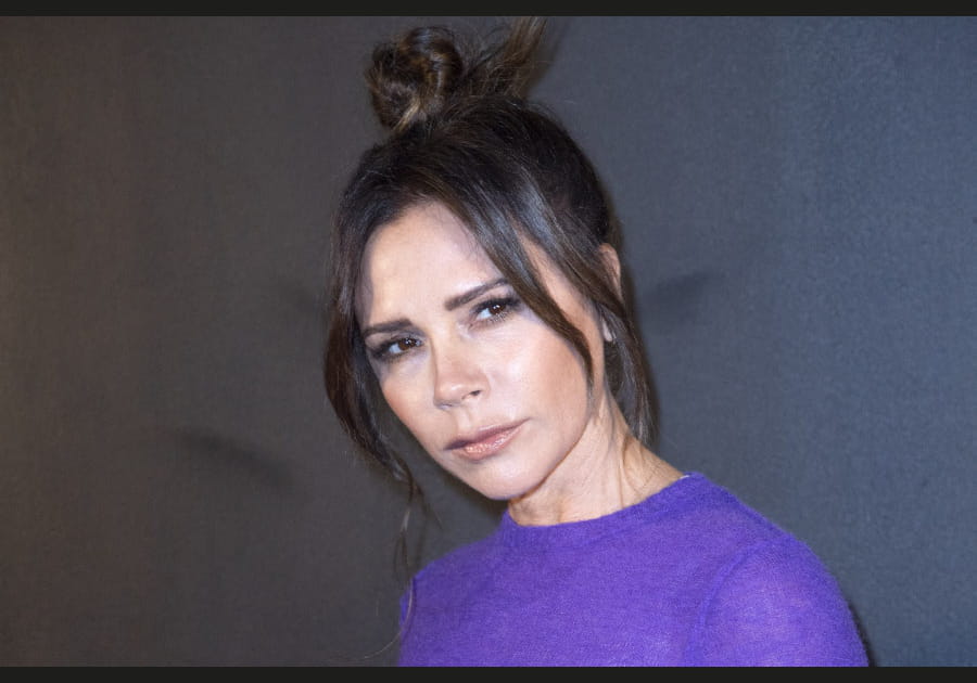 Le chignon haut messy de Victoria Beckham